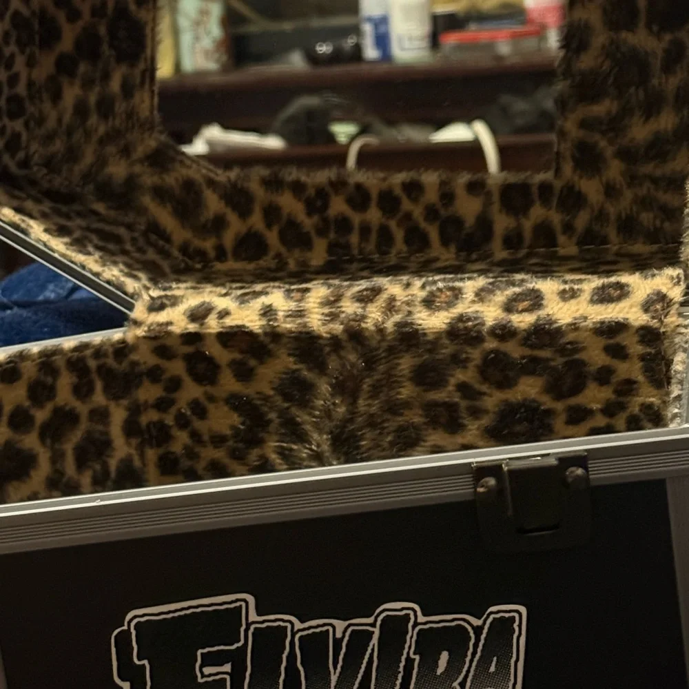 Elvira Black Makeup Case - Picture 3 of 8